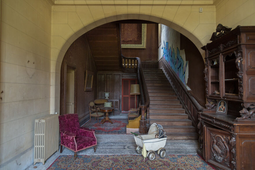 Encontré un castillo histórico abandonado en Francia, donde dejaron todo atrás (17 fotos)