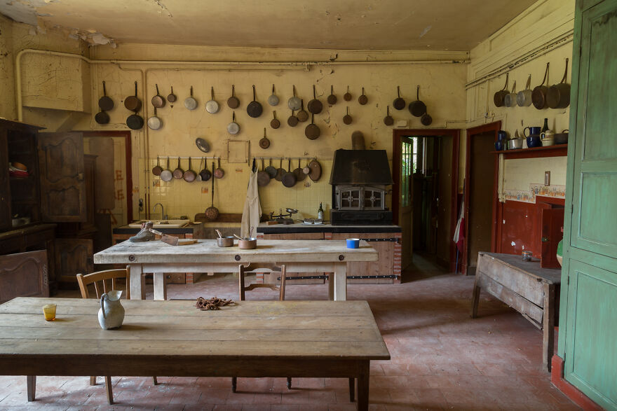 Encontré un castillo histórico abandonado en Francia, donde dejaron todo atrás (17 fotos)