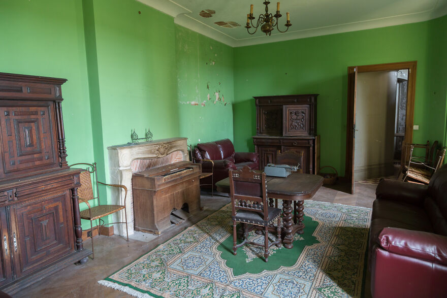Encontré un castillo histórico abandonado en Francia, donde dejaron todo atrás (17 fotos)
