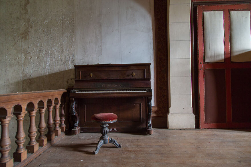 Encontré un castillo histórico abandonado en Francia, donde dejaron todo atrás (17 fotos)