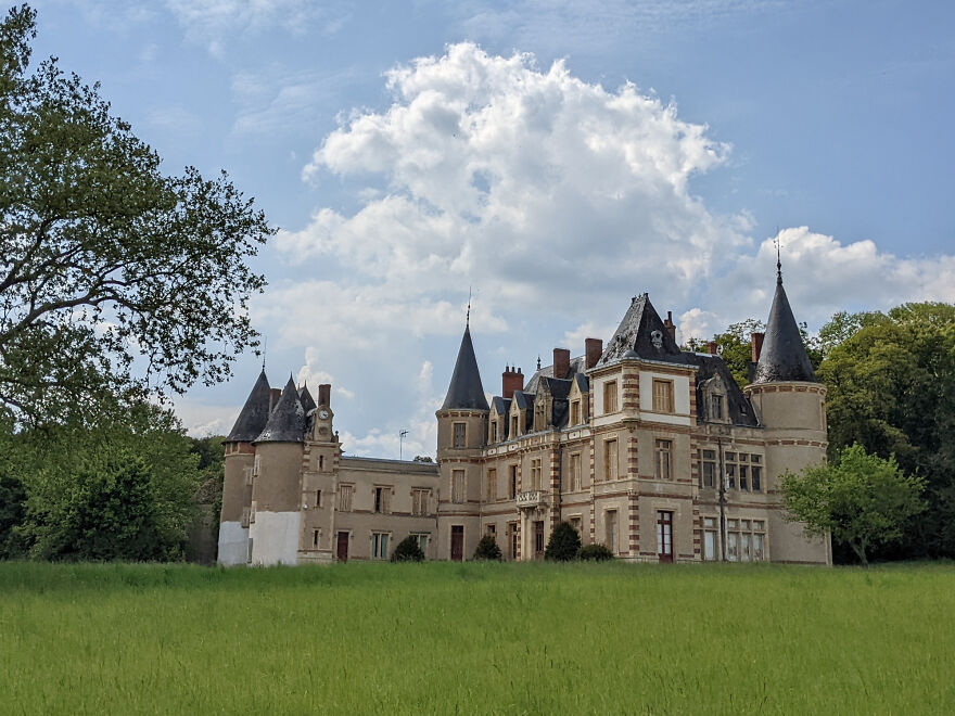 Encontré un castillo histórico abandonado en Francia, donde dejaron todo atrás (17 fotos)