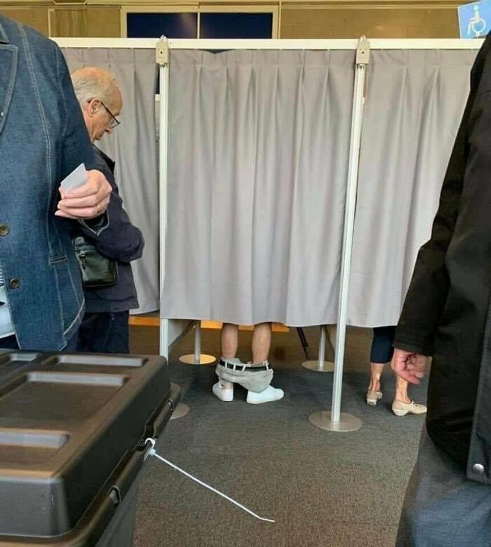 50 Pics Without Context That Get Weirder And Weirder The Longer You Look At Them, As Shared On This Online Group (New Pics)