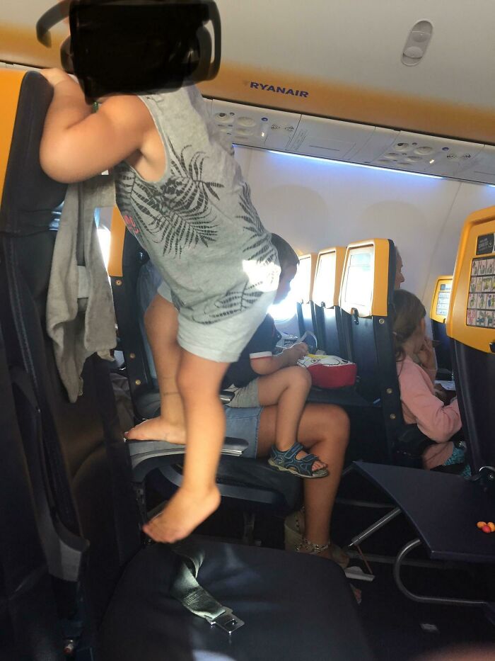 Vi a este niño a mi lado saltando y trepando en su asiento mientras el avión aterrizaba. Padres, por favor