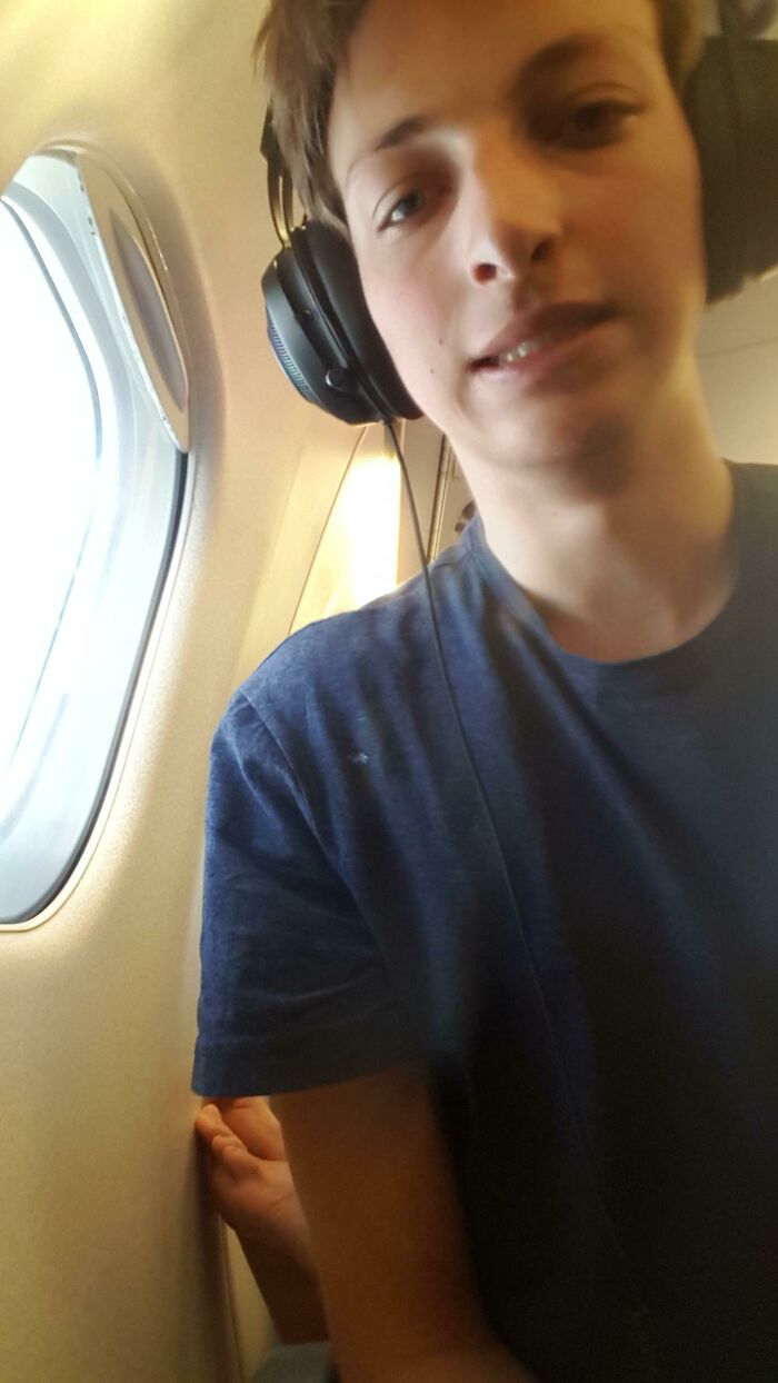 Una anciana detrás de mí en un vuelo. Incluso después de pedírselo amablemente, no quiso moverlos y me dijo que probara la meditación para calmarme