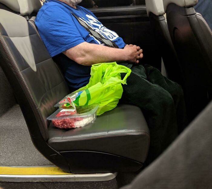 Un amigo compartió esta foto de un tipo en su autobús comiendo un paquete de carne picada cruda y chuletas de cerdo directamente del paquete