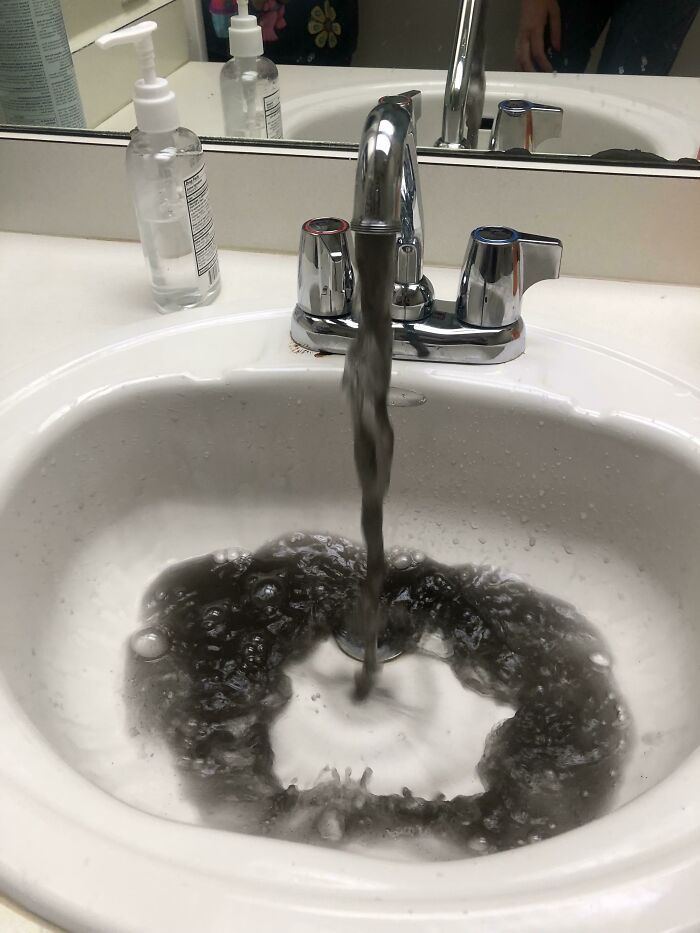 Así sale el agua en el trabajo de mi tía. Está en Florida