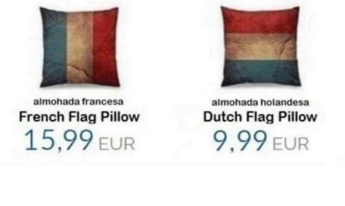 Si miras la foto puedes ver que la almohada solo está girada... Literalmente tiene los mismos pliegues