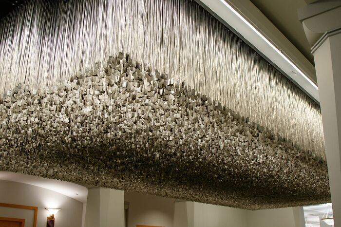 Las placas de identificación de 58.307 soldados estadounidenses muertos durante la guerra de Vietnam en el Harold Washington Library Center, Chicago