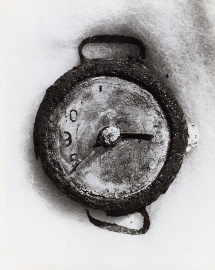 "Un reloj parado a las 08:15 AM encontrado en Hiroshima". Agosto de 1945