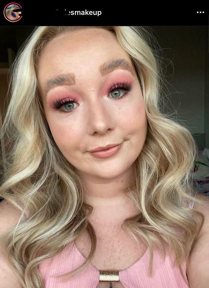 Una maquilladora de Reino Unido combinando dos estilos de cejas