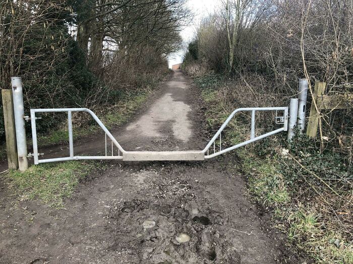 Esta puerta permite a los caballos y a los peatones, no a los coches