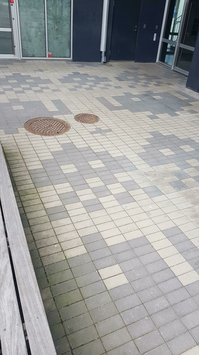 Las baldosas de nuestro complejo de apartamentos están hechas como los enemigos de Space Invaders, Suecia