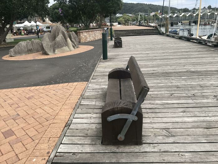 Estas bancas públicas son reversibles, por lo que se puede elegir mirar a la gente, o a los barcos
