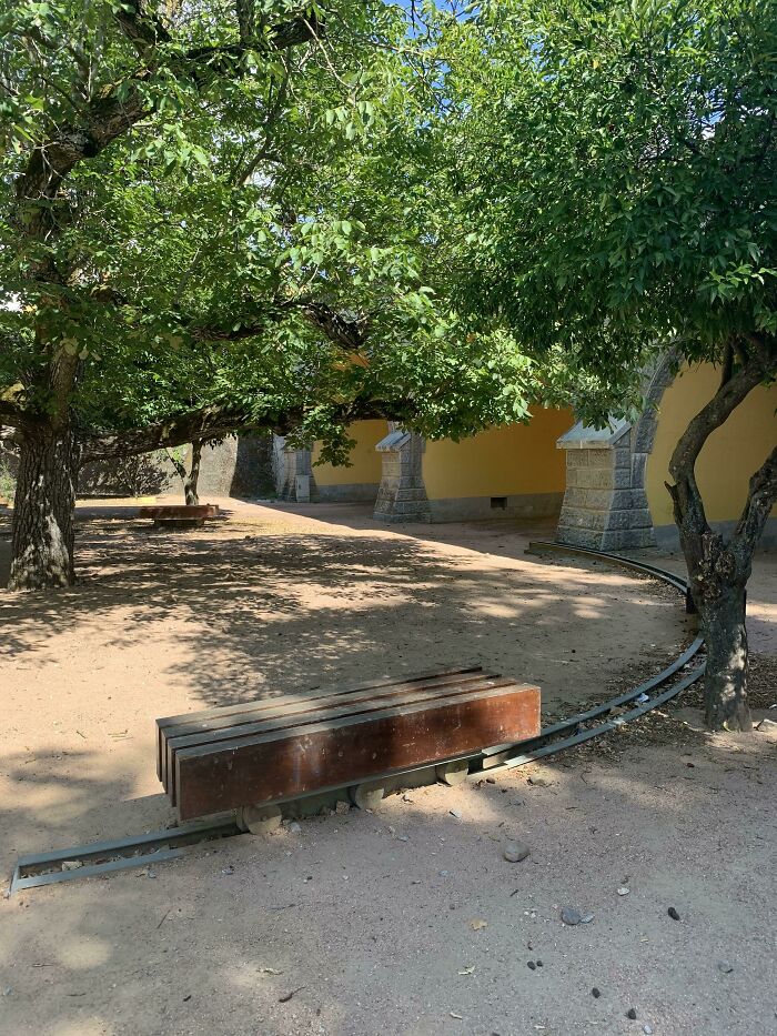 Han puesto vías bajo las bancas de este parque para que siempre estés a la sombra