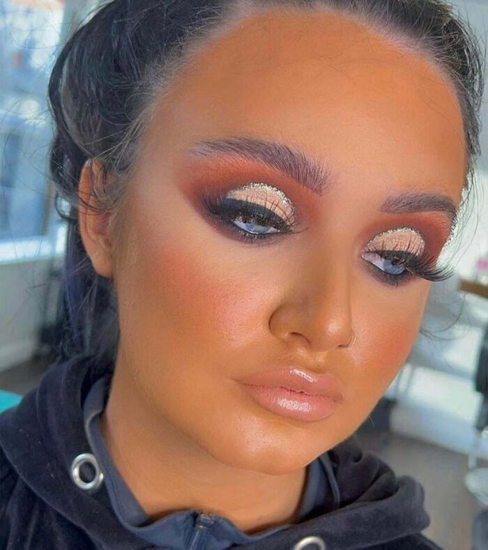 Esta maquilladora B R I T Á N I C A: siempre se ve la línea del pelo y usa la misma sombra marrón en todas sus clientes
