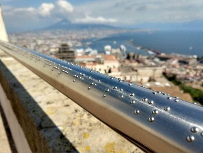 Por si acaso: Braille en el barandal para describir la vista