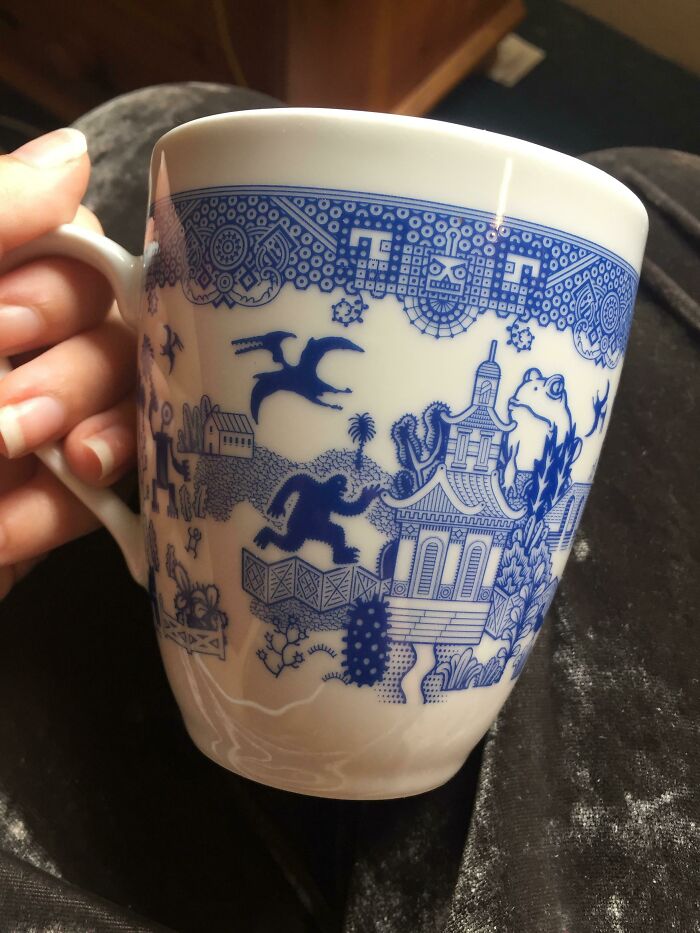 Una de mis favoritas. Parece uno de los diseños clásicos de la porcelana hasta que miras un poco más de cerca