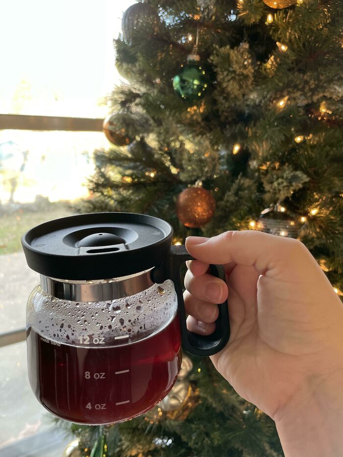 Esta taza es como una mini jarra de café y me da vida