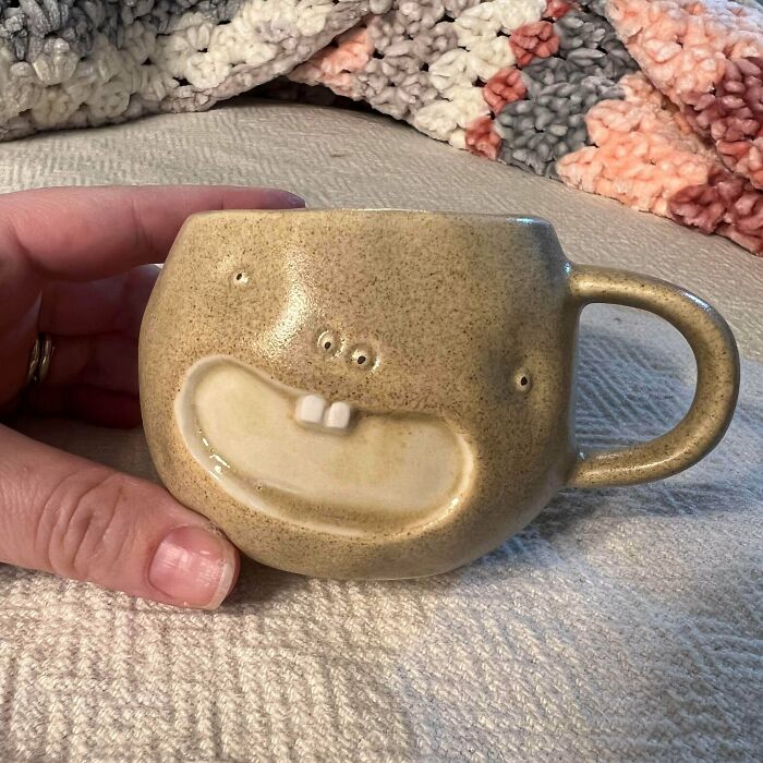 Me dijeron que compartiera un clásico, la taza con forma de papa. La compré hace años para mi hijo pequeño, ahora pasa sus días en el mueble