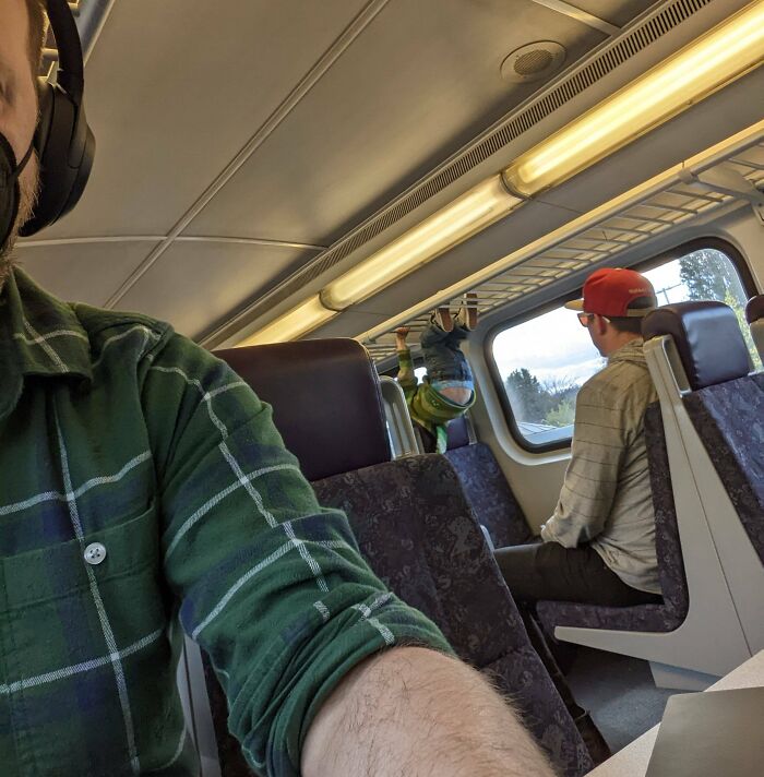 Un papá deja que su hijo se suba al portaequipajes de un tren