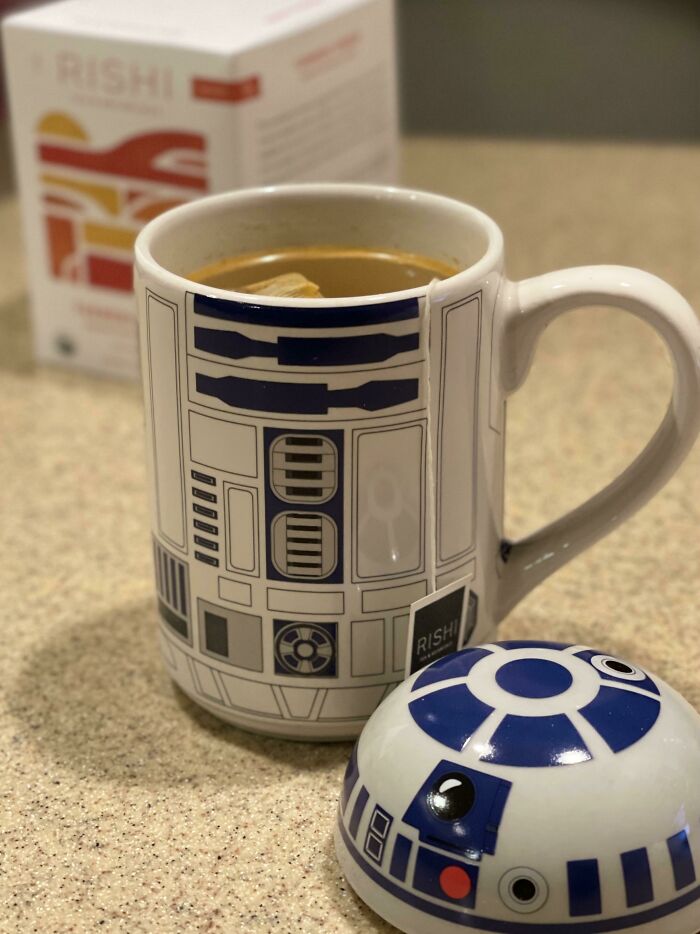 Hola, R/Muglife. Me alegro de haberlos encontrado. Por favor, disfruten de esta foto de mi taza de R2-Té2