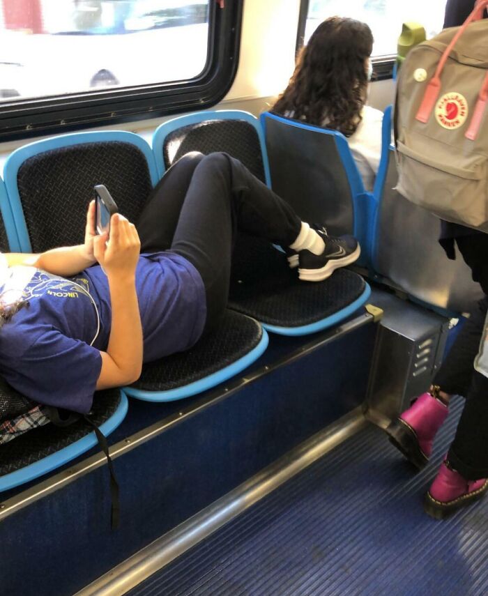 Una mujer ocupa tres asientos en un autobús lleno