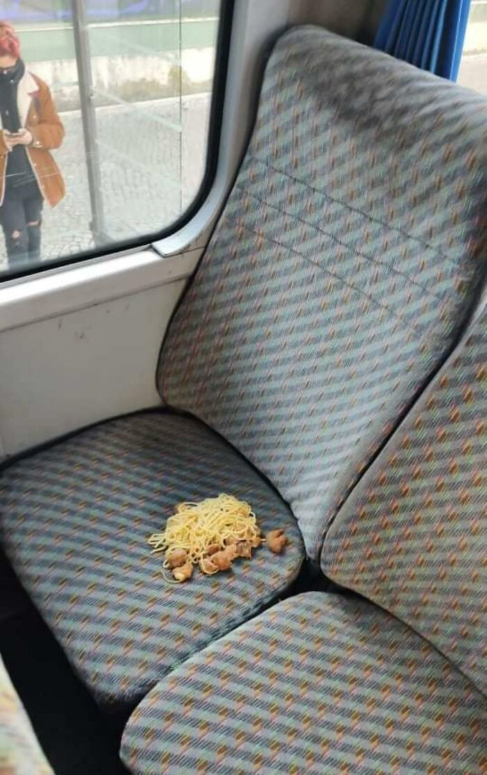 Soy un conductor de autobús. Alguien dejó su comida en el asiento