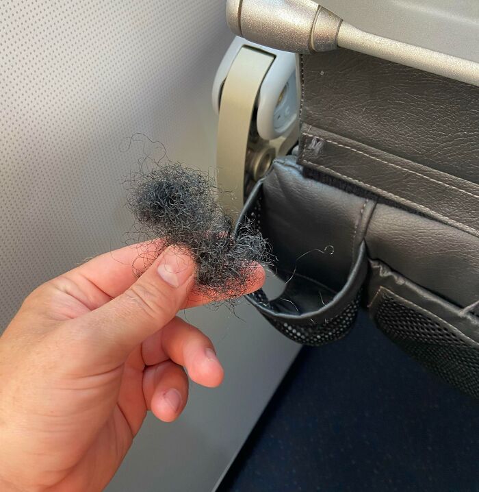 "Esterilizamos todos los vuelos" pero aparentemente no quitamos el pelo humano de un portavasos ¿verdad, Jetblue?
