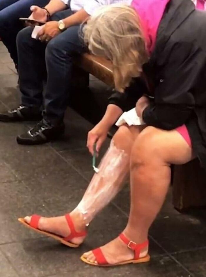 Afeitarse en el metro