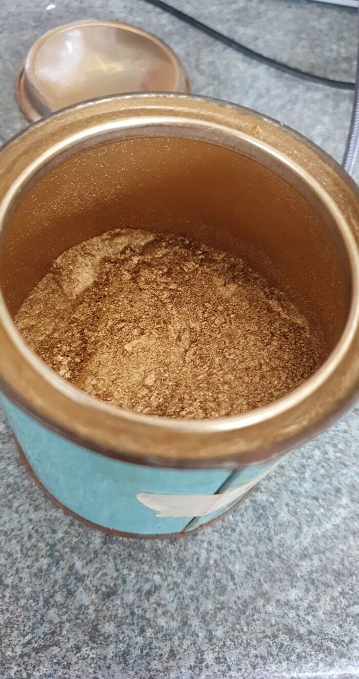 Limpié el ático de mi abuelo, que falleció recientemente, y encontré un poco más de 200 gramos de polvo de oro