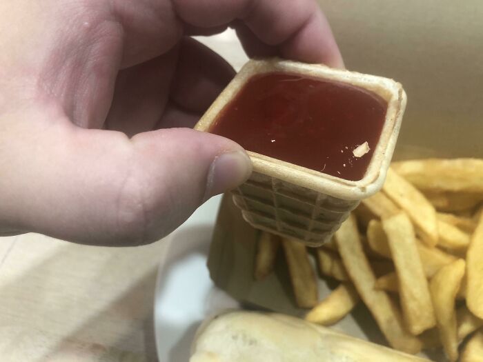 Un restaurante de mariscos llamado Nordsee coloca el kétchup en un cono de waffle