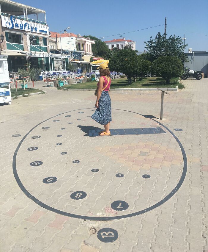 Un reloj que muestra la hora al usar la sombra de una persona que se queda de pie en el mes actual