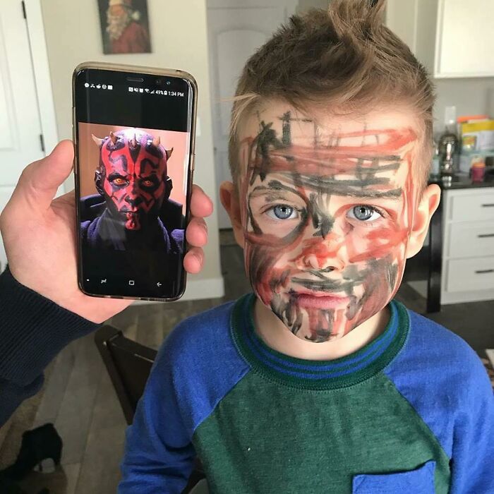 Mi hijo de 4 años encontró marcadores permanentes y está muy orgulloso de ser Darth Maul