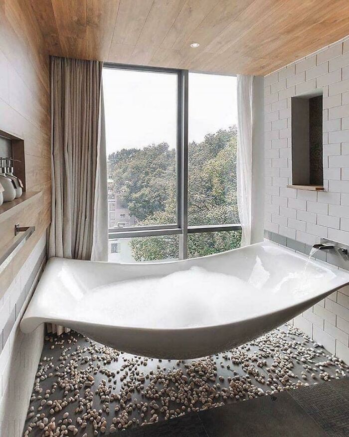 Una bañera en forma de hamaca