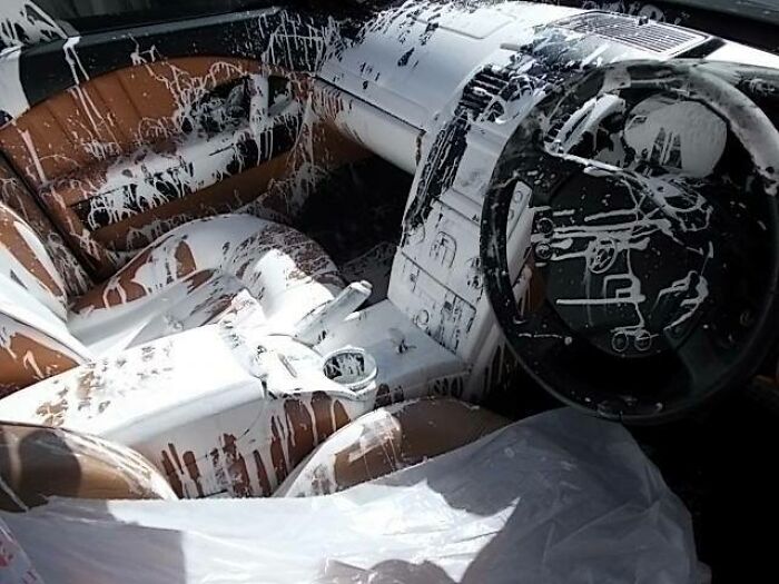 Cuando transportes pintura, asegúrate de que esté bien sujeta. Sobre todo si conduces un Maserati