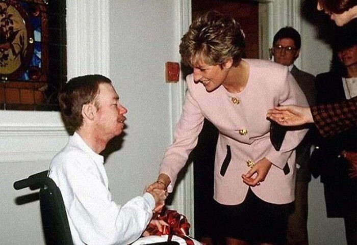 Lady Di dando la mano a un paciente con sida en 1991, un gesto para mejorar el estigma