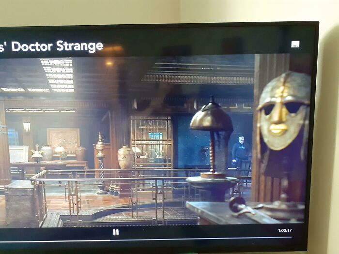 Estoy viendo Doctor Strange y he pillado a un miembro del equipo literalmente a la vista de todo el mundo