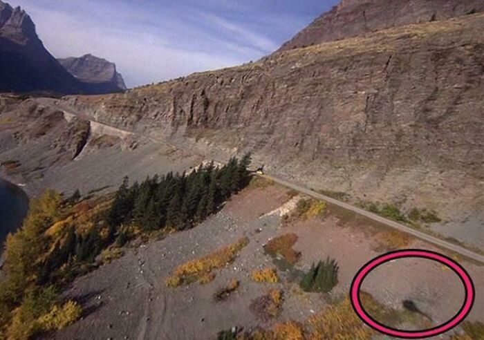 La sombra del helicóptero se ve en la toma aérea del inicio de El resplandor