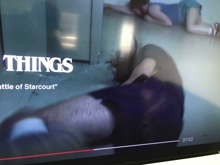 Temporada 3 de Stranger Things. Cuando Billy noquea a Mike puedes ver las piernas peludas de su doble
