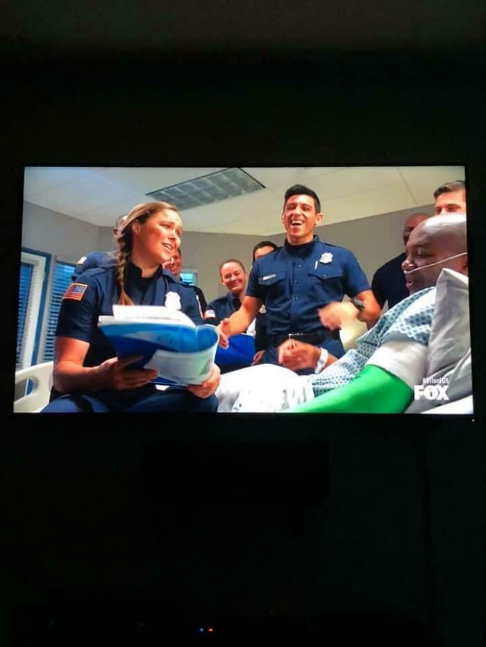 Serie 9-1-1, 3ª temporada, episodio 3. A este tipo le amputaron el brazo pero se olvidaron de editarlo en esta toma