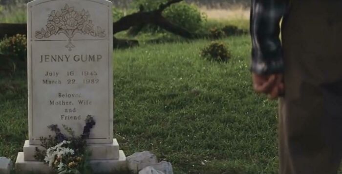 En Forrest Gump (1994) Forrest dice que Jenny murió un sábado por la mañana pero su lápida dice que murió el 22 de marzo de 1982 que fue un lunes