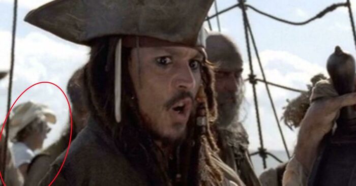 En la escena final de la película Piratas del Caribe: La maldición de la Perla Negra (2003) se puede ver a un miembro del equipo de filmación con un sombrero de vaquero en el barco