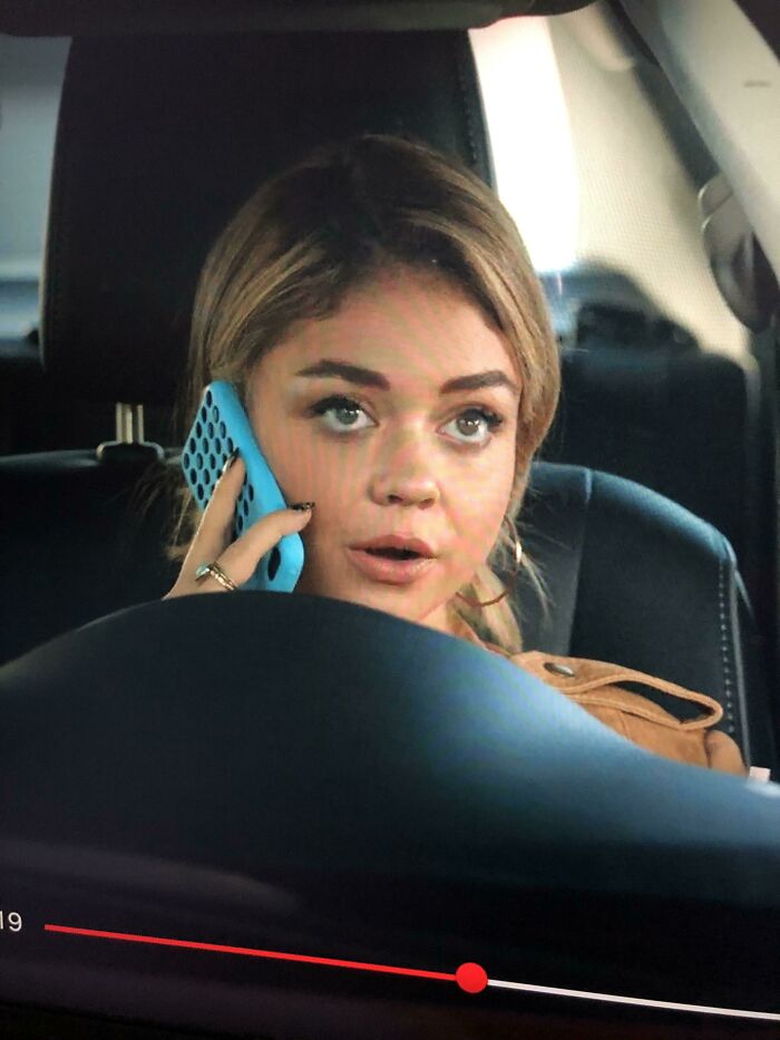 En Modern Family, 6ª temporada, episodio 13. Haley usa el teléfono del revés