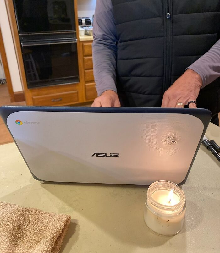 Mi padre pensaba que las webs ocultaban la esquina superior izquierda de sus resultados... y en realidad había derretido esa parte de su pantalla