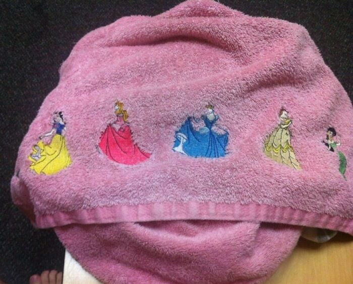 Esta mañana preparé la bolsa del gimnasio a oscuras para no despertar a mi esposa. Al meterme en la ducha vi que había escogido esta toalla