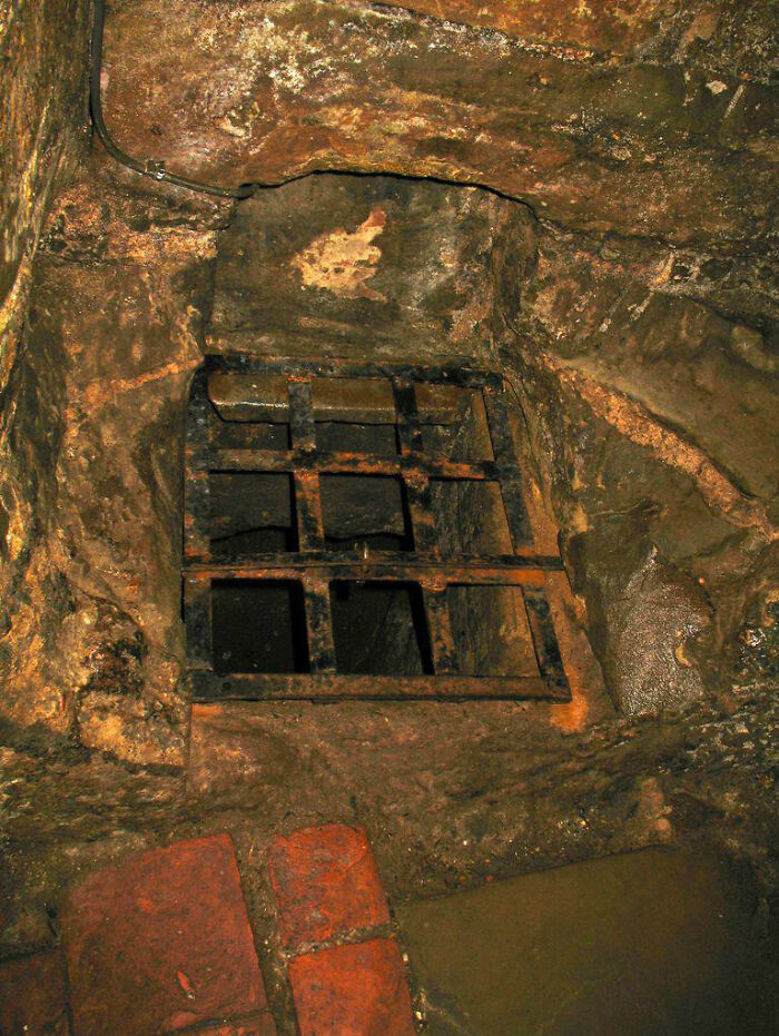 El calabozo inferior del castillo de Warwick. Un 'oubliette', donde los prisioneros eran dejados y olvidados