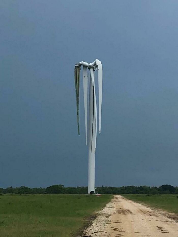 Turbina eólica tras ser golpeada por un tornado en Texas