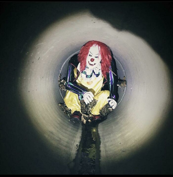 Veo tu silla vacía en una alcantarilla y te presento a este payaso que vi mientras hacía geocaching después de una caminata de 10 minutos bajo tierra