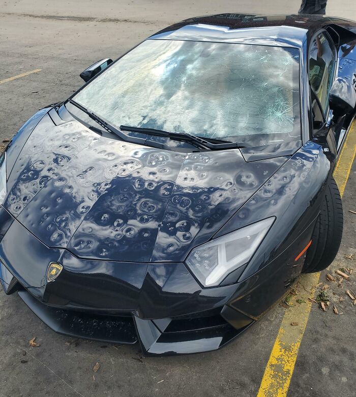Este pobre Lambo que remolqué en Calgary, Alberta, después de granizo e inundaciones