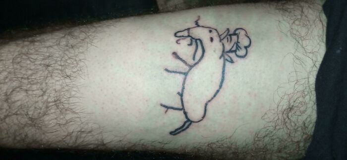 ¡Hoy me hice un tatuaje terrible! Mi novia está comenzando a aprender a tatuar y pensé que sería divertido que me tatuara. Obviamente, no esperaba mucho. ¡Creo que las líneas desprolijas suman a la personalidad de este Ratatouille deprimido!
